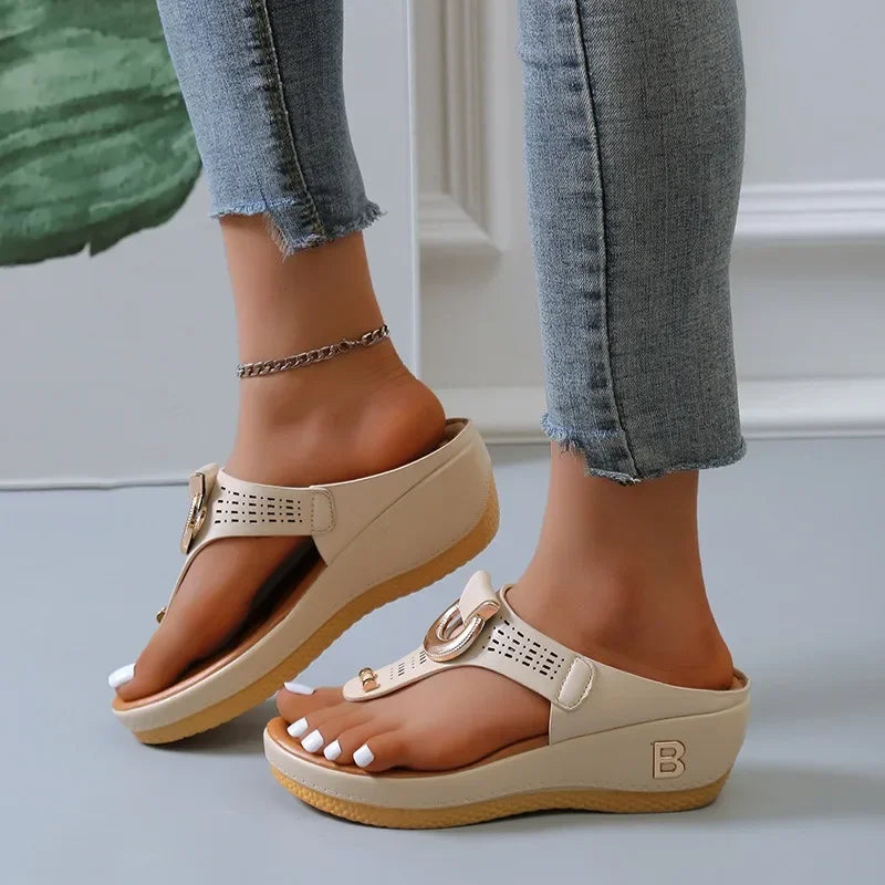 Comfortable open toe beach sandals in beige with wedge sole and decorative buckle