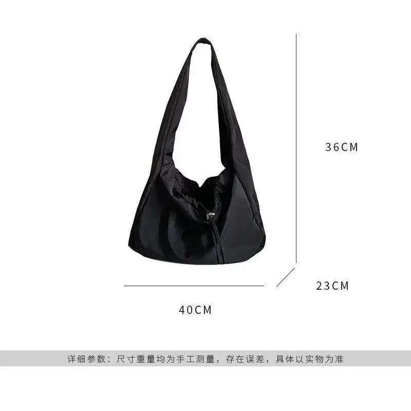 Elegante bolso de mano informal negro para mujer con un interior espacioso y un diseño único para el uso diario.