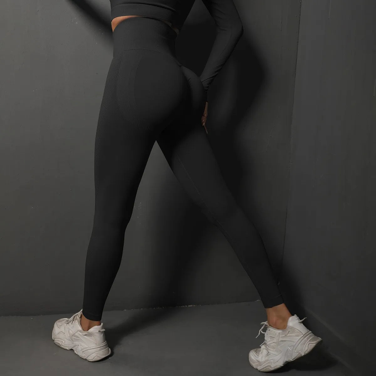 High waist seamless yoga leggings in black, perfect for comfort and flexibility during workouts