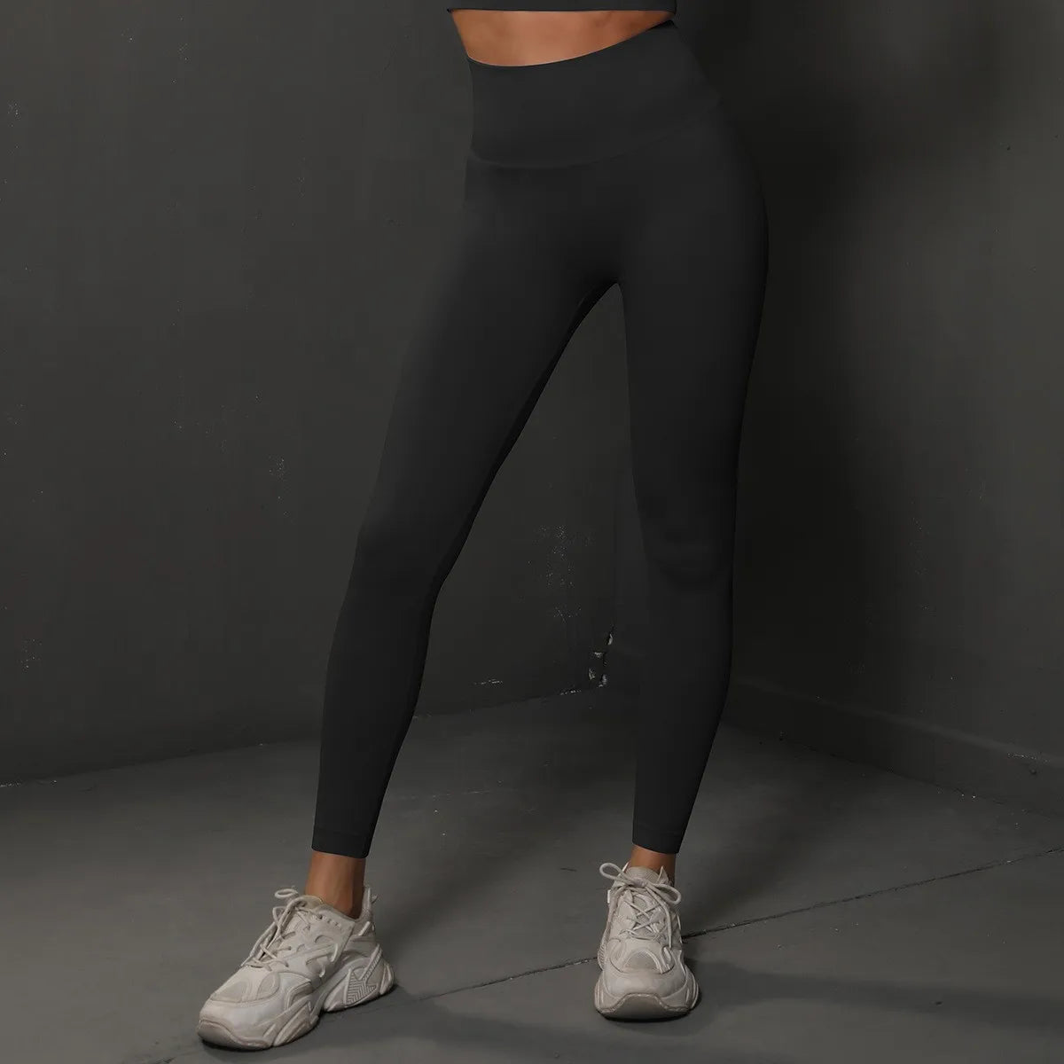Black high waist seamless yoga leggings for comfortable and stylish workouts