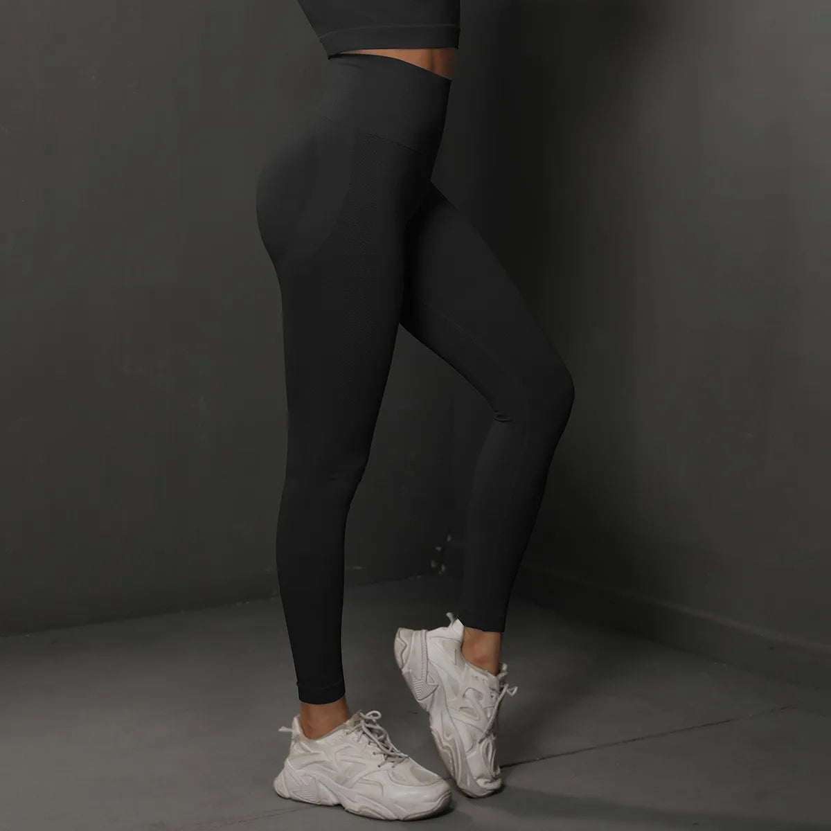 High waist seamless yoga leggings in black, perfect for comfort and style during workouts