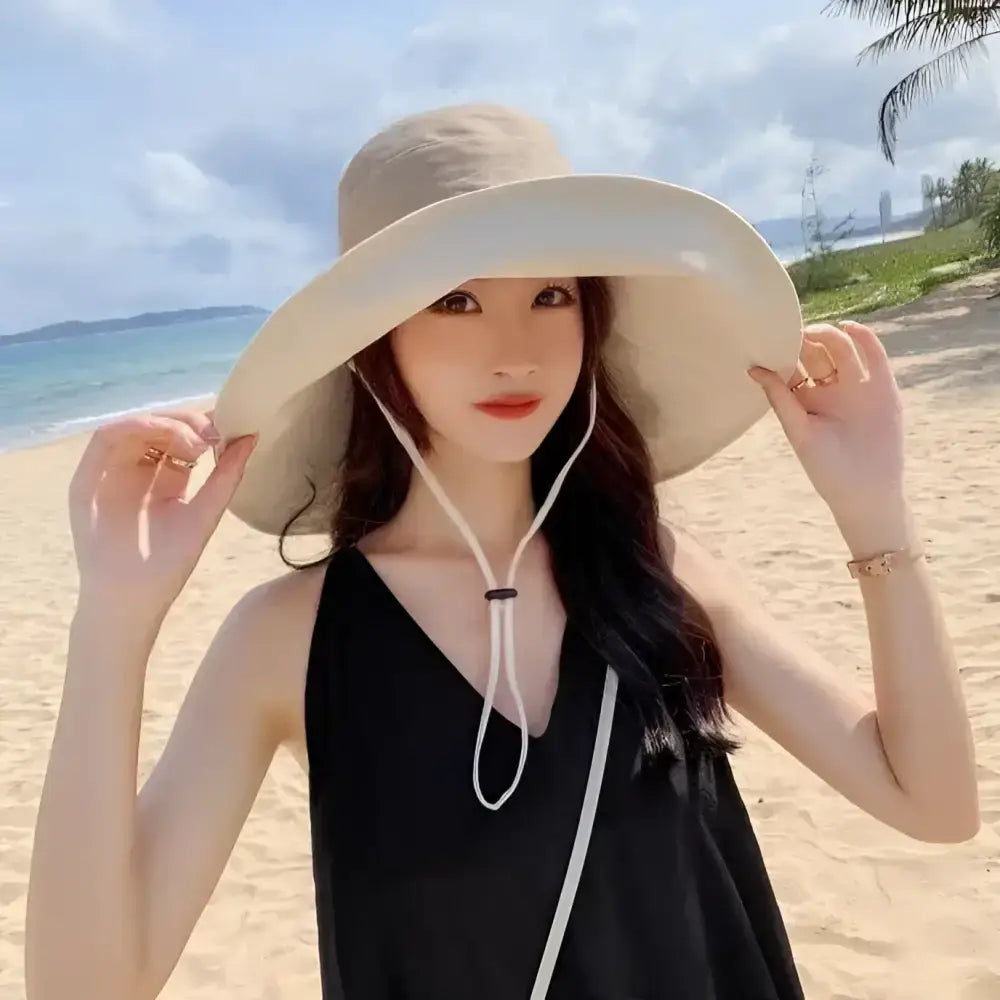 UPF 50 sun protection hat in beige, perfect for beach outings and sunny weather