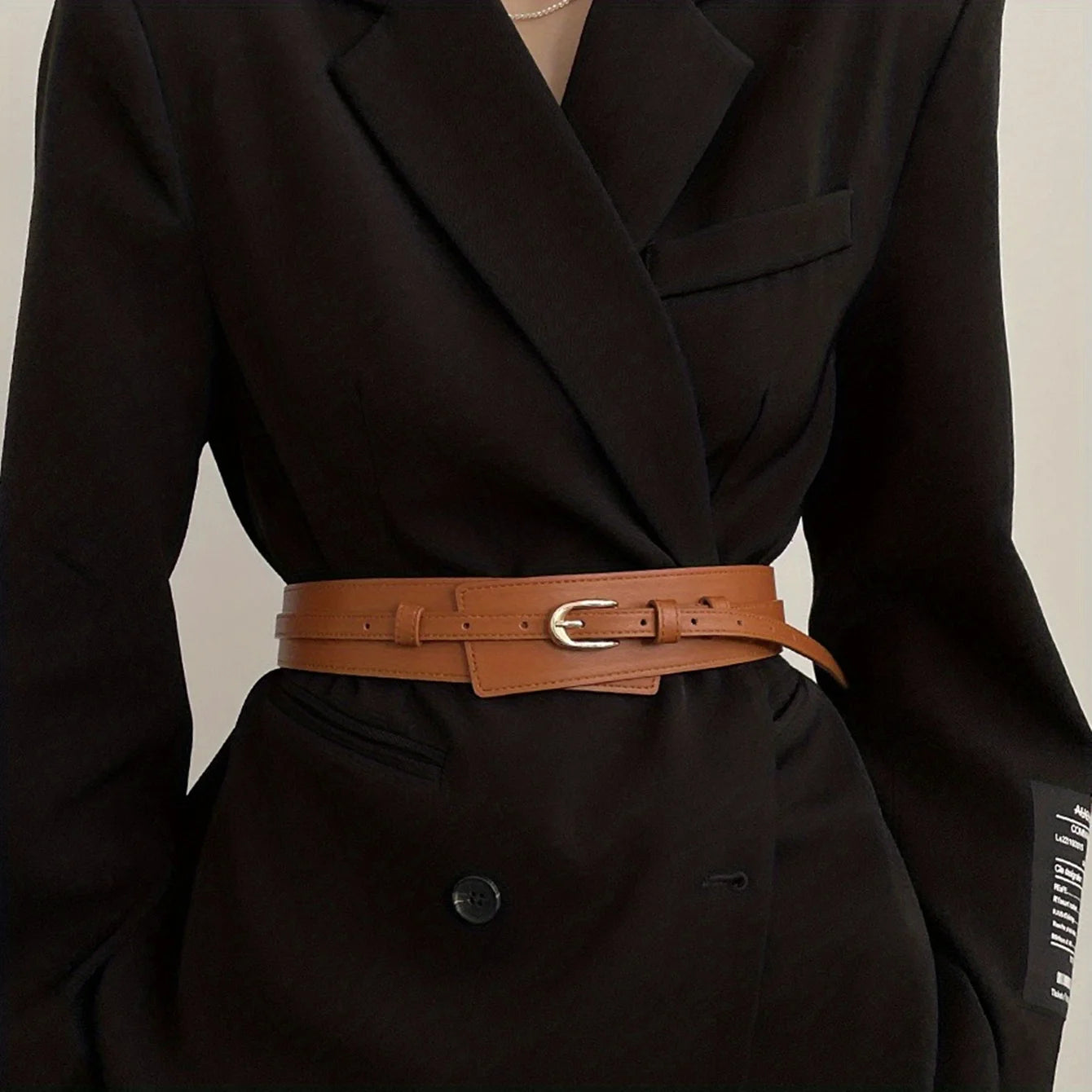 Stylish vintage wide belt for women in brown, perfect for enhancing outfits and adding a chic touch